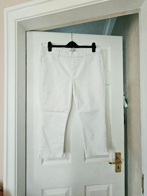  — Cropped trousers, size 16..NEW