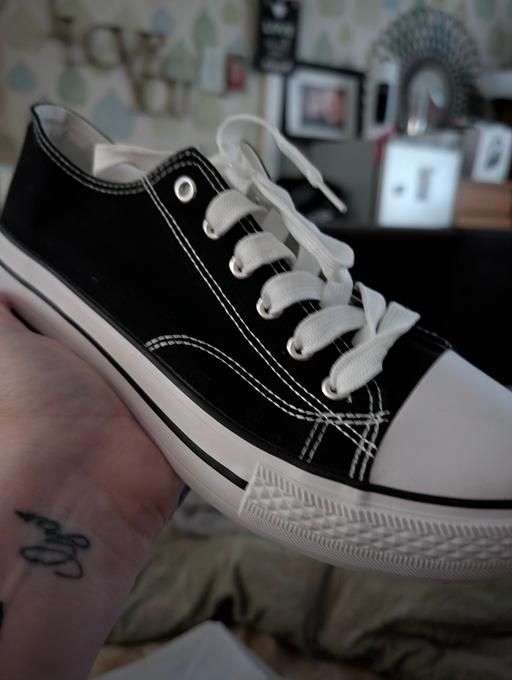  — Black /white pumps