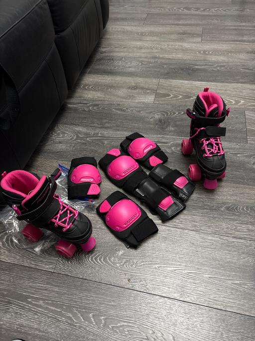  — Roller skates / safety accessories