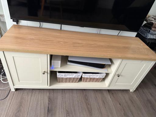  — Tv stand