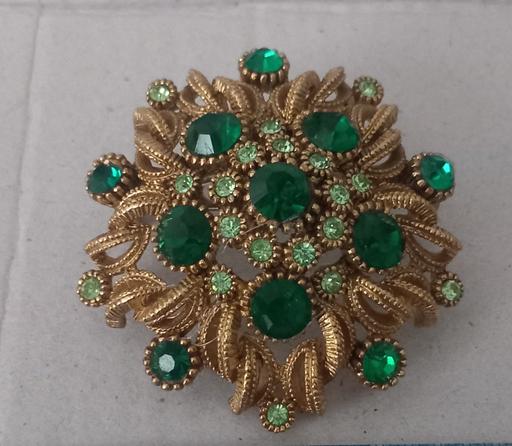  — Beautiful vintage emerald green gem brooch