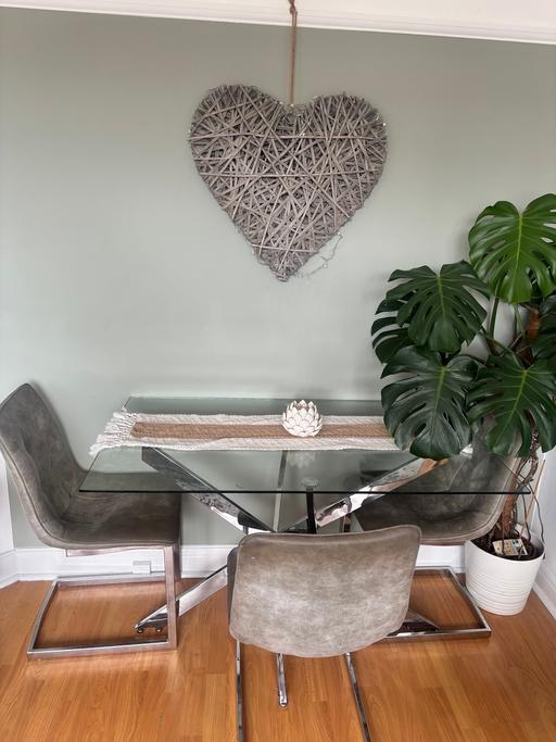  — Dining table & 4x chairs