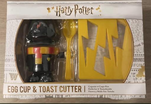  — Egg cup & toast cutter