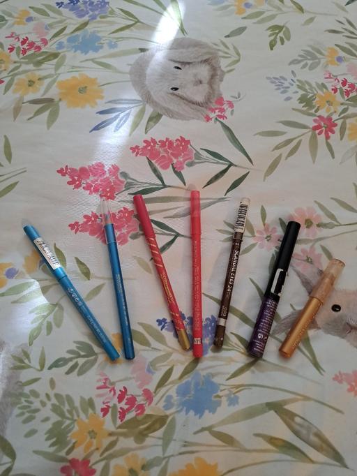  — eye and lip colours