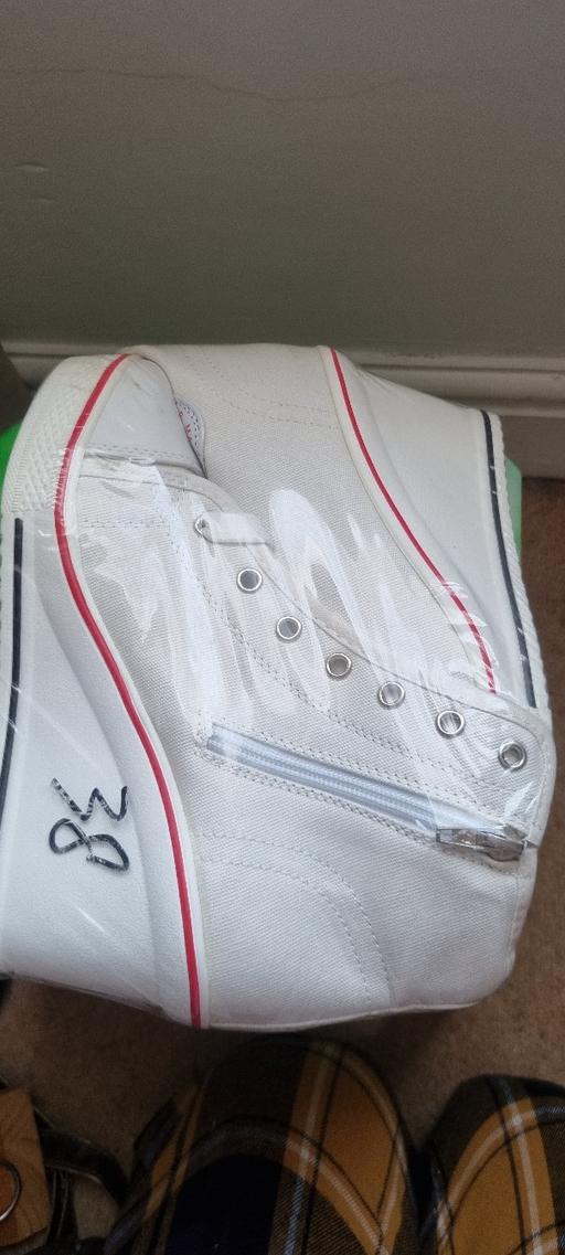  — Trainer boots size 5 new