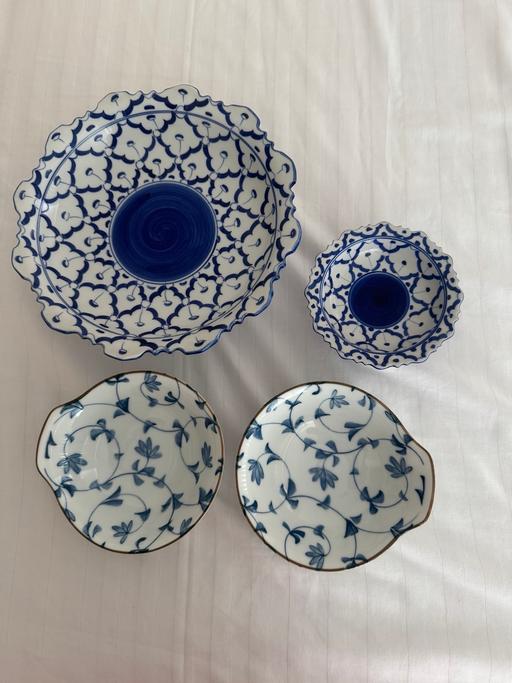  — Blue & white bowls & fruit dishes