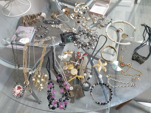  — lot of costume jewellery