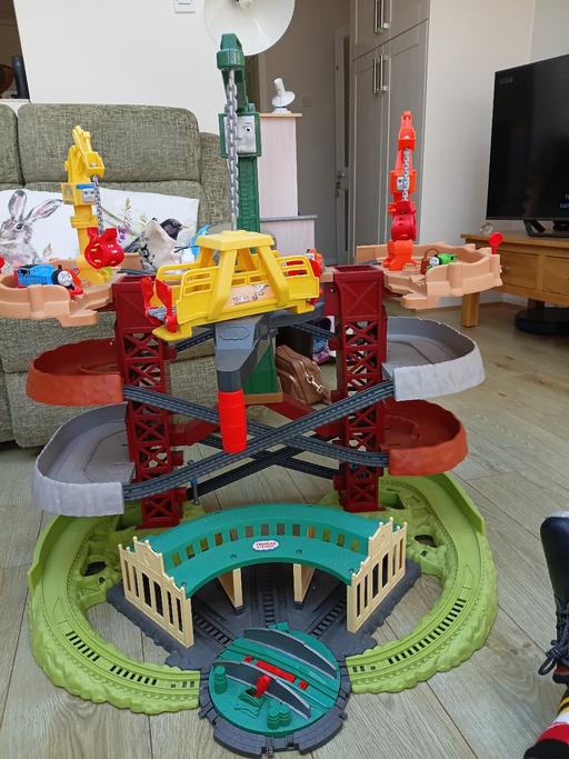 — Thomas and Friends track and crane set