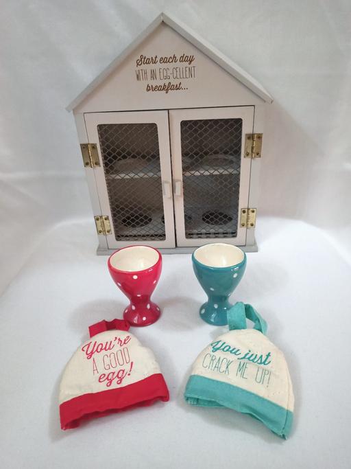  — CHARMING EGG HOUSE WITH CUPS/COSIES.