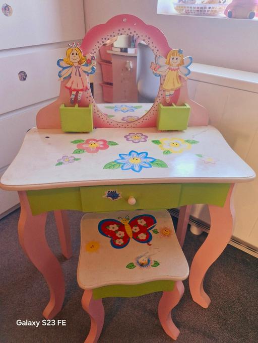  — Children's Dressing Table with chair £20 only