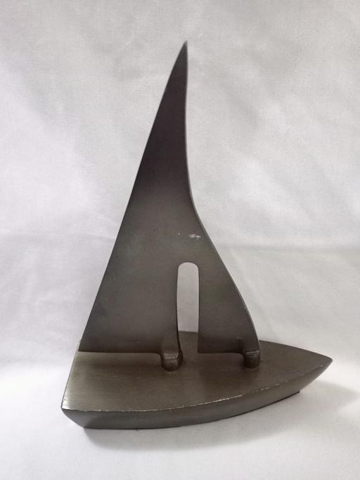  — BRONZED METAL DECORATIVE SAILING BOAT.