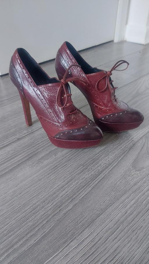  — Elie Tahari Shoe/Boots
