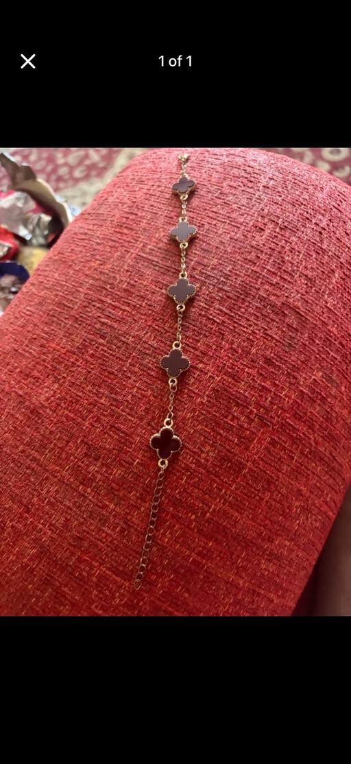  — A selection of gold and gemstones