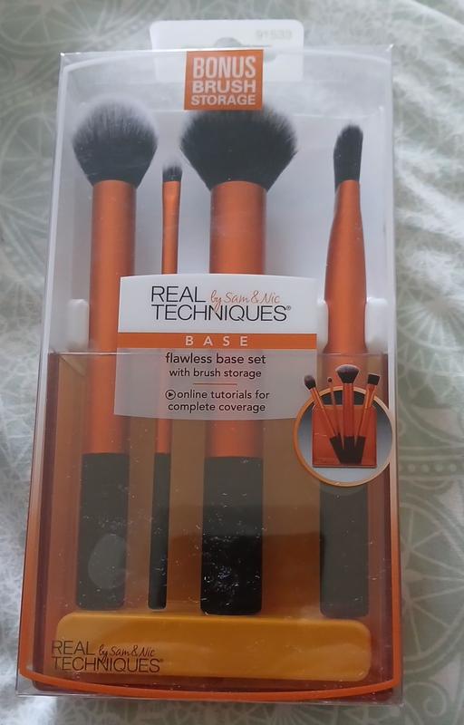  — Makeup brushes)