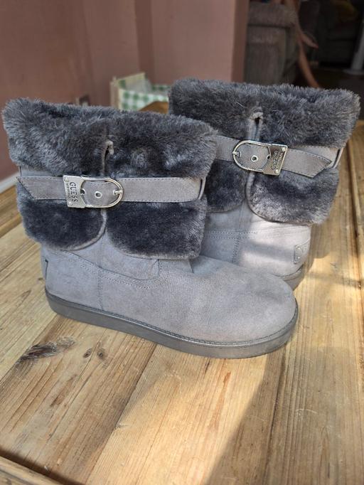  — Guess boots