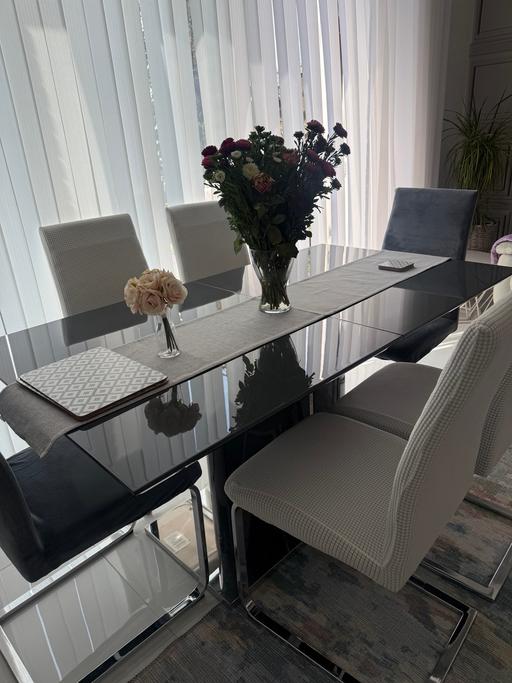  — Extended dining table with FREE 6 chairs