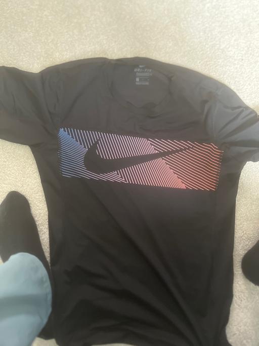  — Nike top