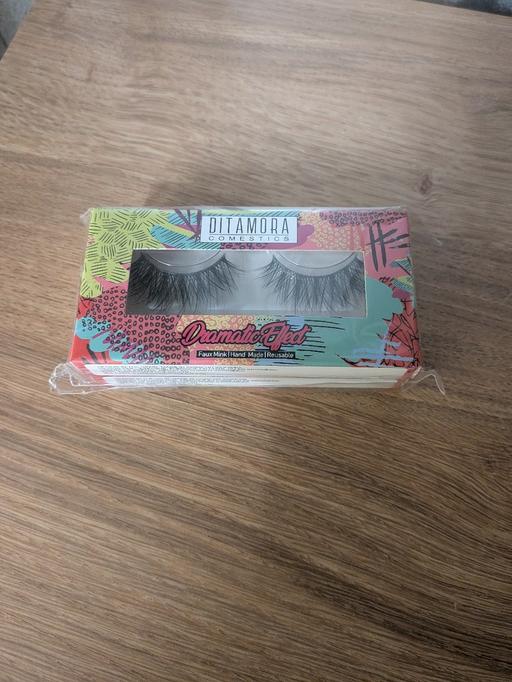  — New eyelashes, 2 sets