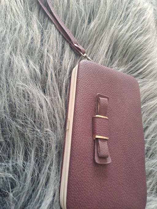  — phone purse