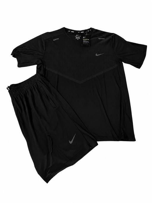  — Men’s Nike Set