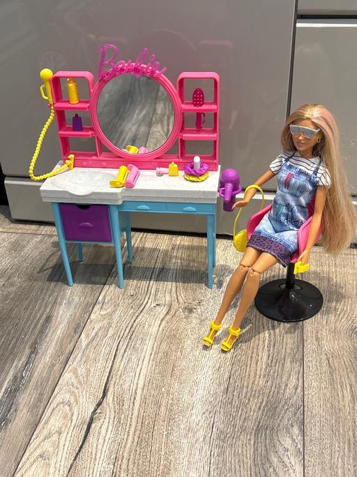  — Barbie hair salon play set