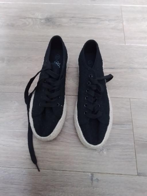  — size 6 ladies pumps