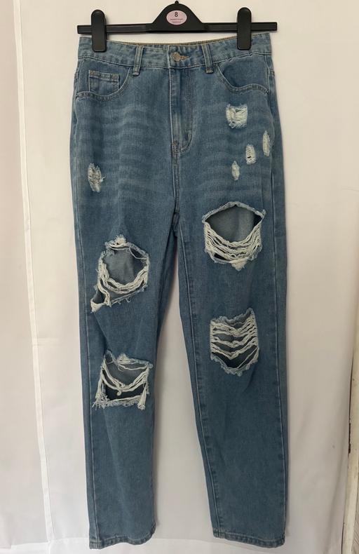  — Ripped jeans