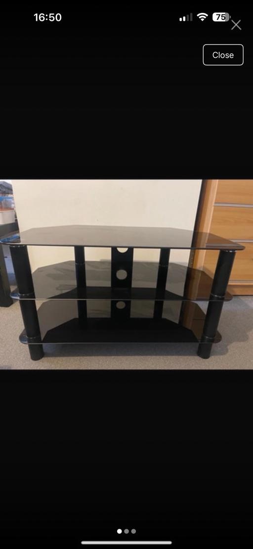  — To stand 3 shelves