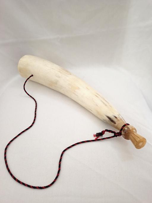  — VINTAGE HANDCRAFTED COW HORN DRINKING VESSEL.