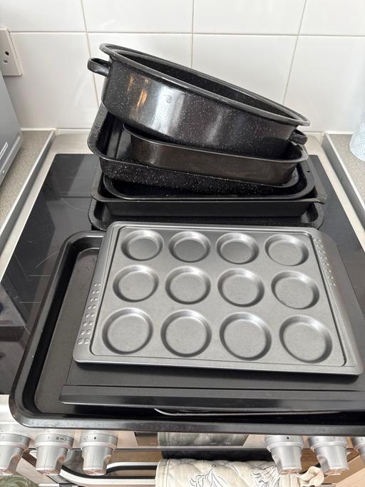  — None stick roasting trays