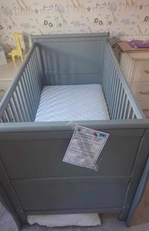  — Immaculate cot / cot bed plus mattress £100 