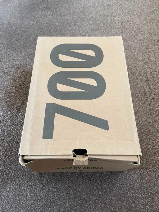  — Yeezy Boost 700 MNVN Laceless Analog