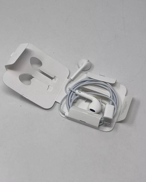  — Apple  Wired Earphones uSB-C