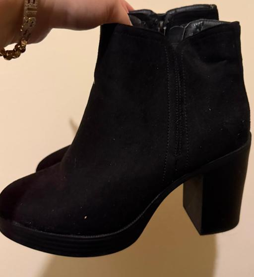  — Women’s Black suede heels