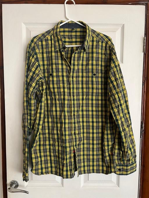  — Men’s XL Benetton thick soft cotton shirt
