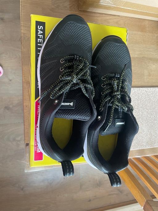  — Safety shoes