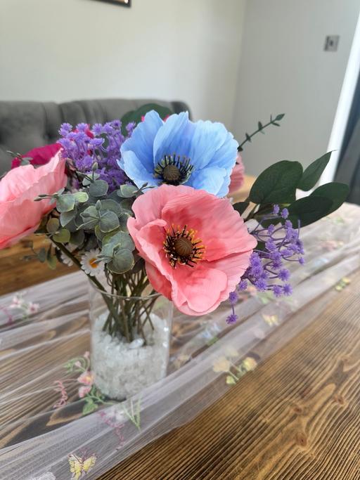  — 7 x floral centre pieces and table runners