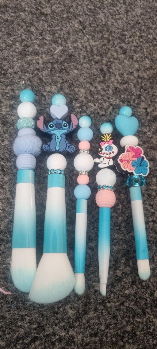 — stitch make up brushes