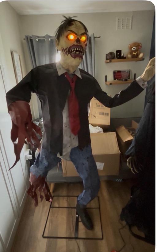  — 5ft 10 life size zombie one leg Animitronic