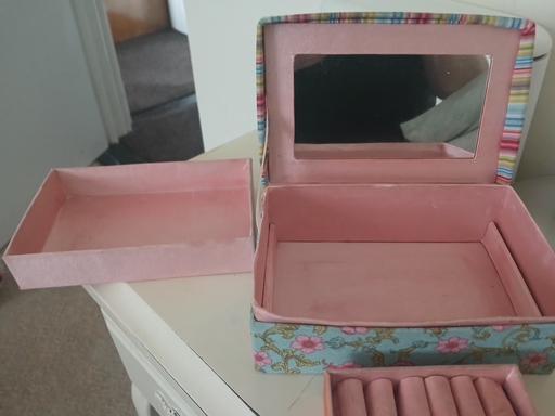  — Jewellery box )