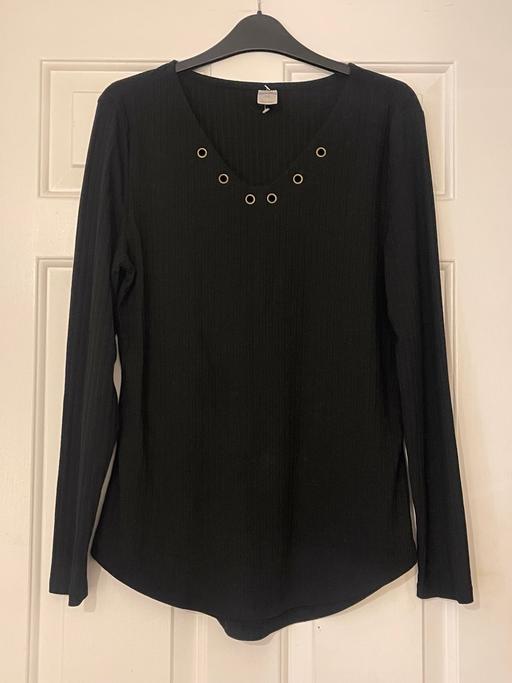  — Black long sleeve ribbed top