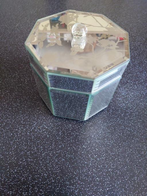  — Mirrored jewellery box