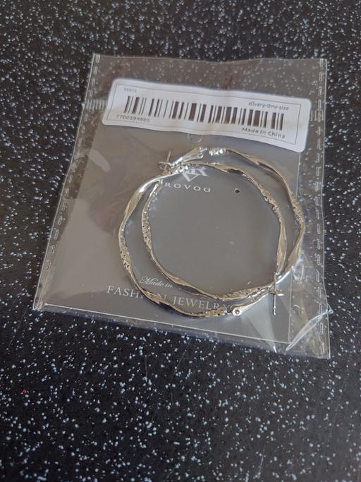  — Women's hoop earrings