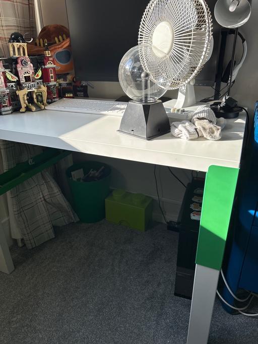  — Desk computer