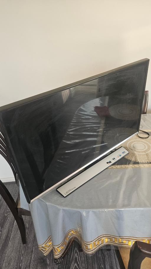  — Samsung 32" Full HD LED TV — Model LT32E310EX