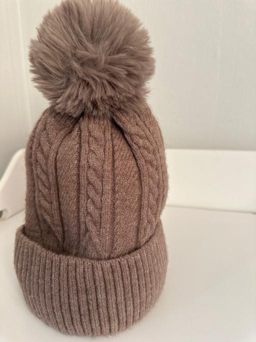  — Bobble hat
