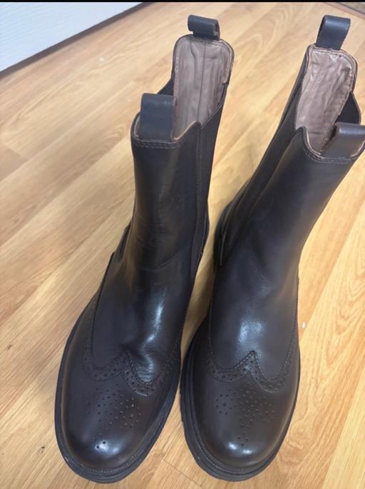  — Men’s shoes