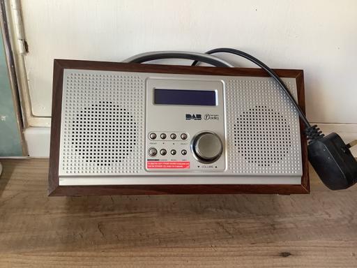  — DAD digital electric radio.