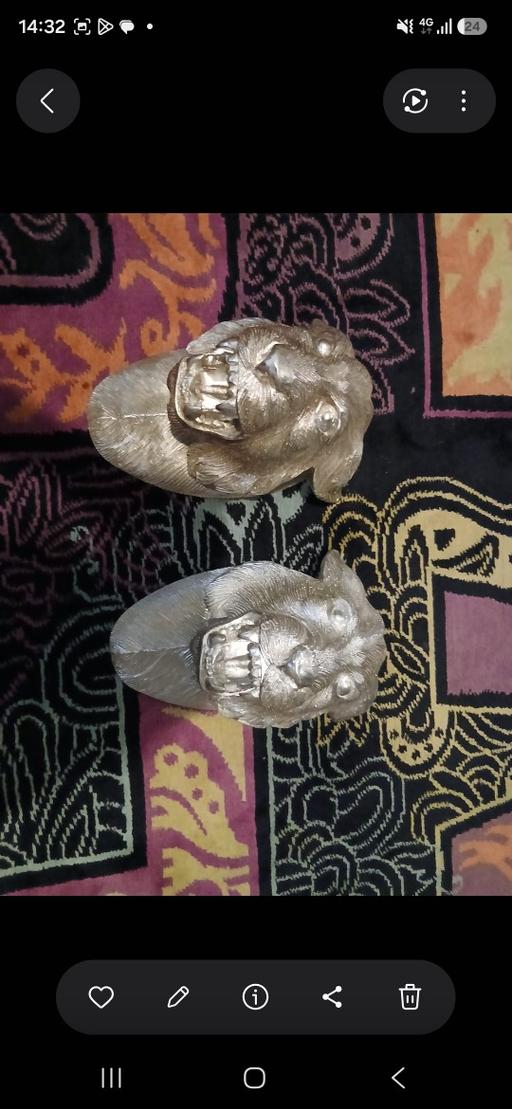  — 2 jaguar heads