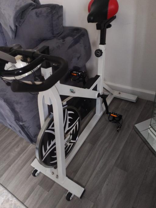  — Heavy-duty spin/exercise bike in white and bl